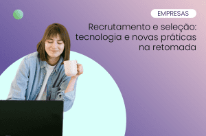 mulher jovem sorrindo com satisfação utilizando no notebook as novas tecnologias