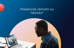 homem adulto trabalhando com o notebook em home office