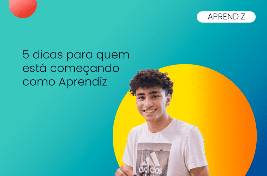 homem jovem sorrindo feliz pelo início no mundo do trabalho