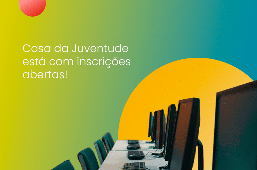 foto do ambiente interno da casa da juventude mostrando algumas mesas com computadores