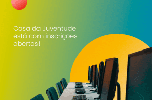 foto do ambiente interno da casa da juventude mostrando algumas mesas com computadores