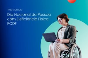 mulher adulta cadeirante trabalhando em seu notebook