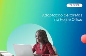 mulher trabalhando com o notebook em home office