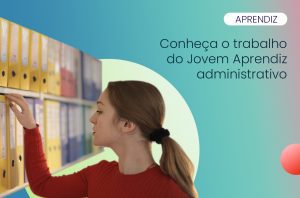 mulher jovem concentrada trabalhando em ambiente administrativo