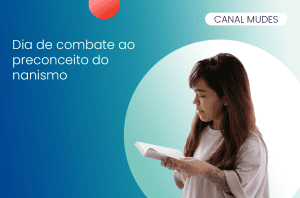 mulher com nanismo lendo satisfeita sobre o dia de combate ao preconceito contra o nanismo