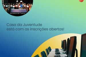 foto do ambiente interno da casa da juventude mostrando algumas mesas com computadores e foto da formatura da turma anterior