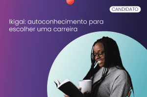 mulher jovem sorrindo de alegria estudando sobre autoconhecimento para escolha de carreira