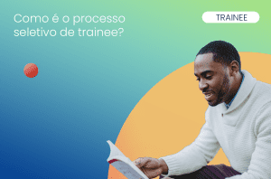 homem jovem satisfeito lendo sobre o processo seletivo trainee