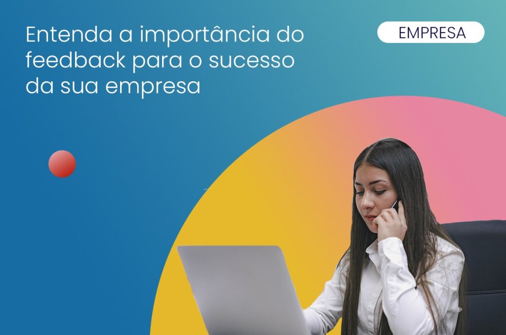 mulher adulta utilizando um notebook e em ligação telefônica para informar sobre o feedback do processo seletivo