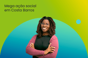 mulher adulta profissional sorrindo satisfeita com o projeto de ação social