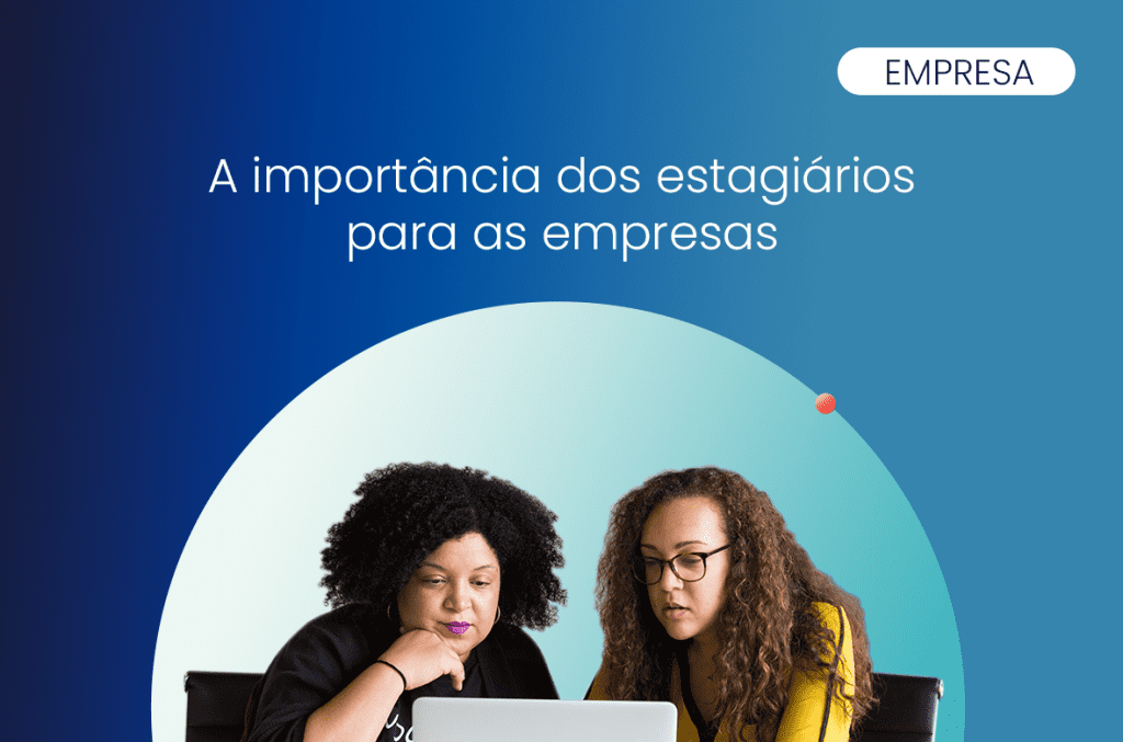 duas mulheres adultas lendo em notebook com concentração sobre o tema