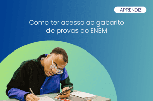 homem jovem consultando o gabarito de provas do Enem