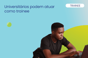 homem jovem sentado frente ao notebook buscando por vagas de trainee