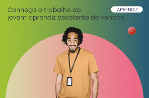 homem jovem sorrindo, feliz com seu primeiro emprego