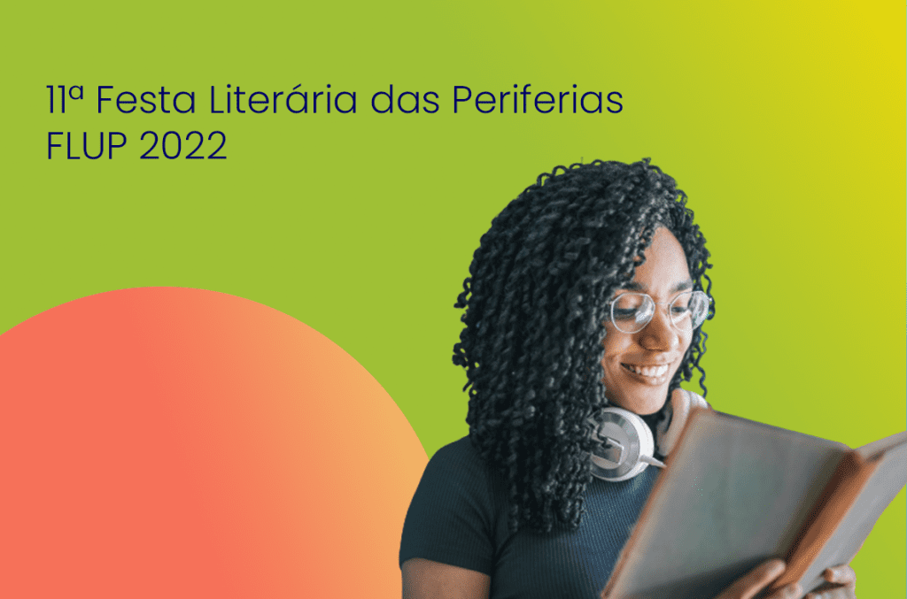 mulher jovem sorrindo alegre lendo as informações sobre a festa literária