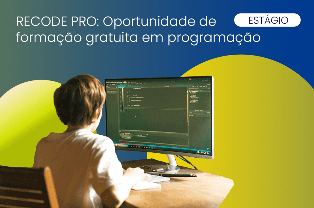 homem jovem aproveitando a oportunidade da formação gratuita em programação