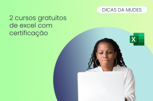 mulher jovem com expressão de satisfação estudando o curso de Excel no notebook