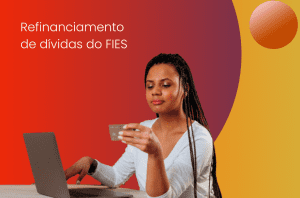 mulher jovem adulta refinanciando o fies no notebook