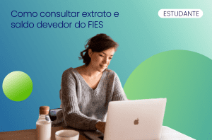 mulher jovem adulta consultando no notebook a dívida no fies