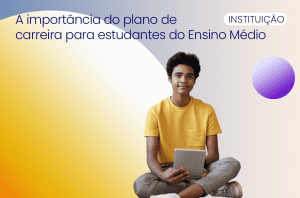 homem jovem sorrindo e estudando em um tablet sobre carreiras